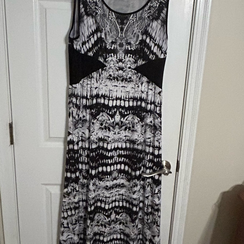 Elegant Black and White Sleeveless Dress